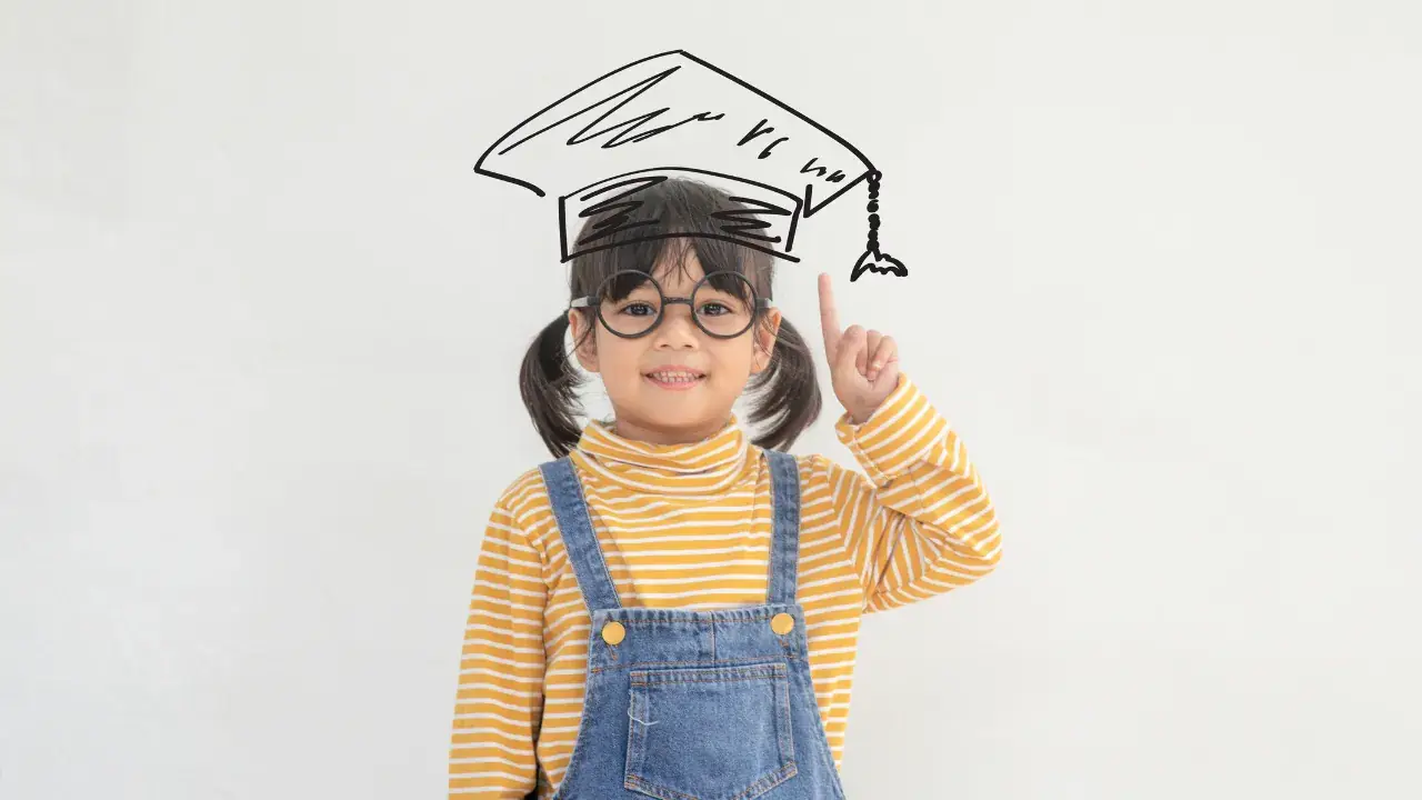 NPS Vatsalya: बच्चों की पेंशन योजना, जानें क्यों शिक्षा से ज्यादा जरूरी नहीं A young girl with a graduation cap illustration, representing future education planning. The image symbolizes the choice between saving for children's education versus retirement under schemes like NPS Vatsalya
